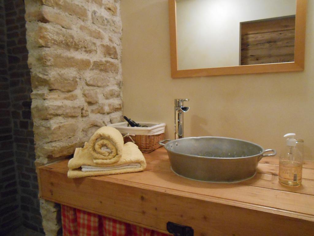 Les Grands Pres Bed & Breakfast Geney Oda fotoğraf