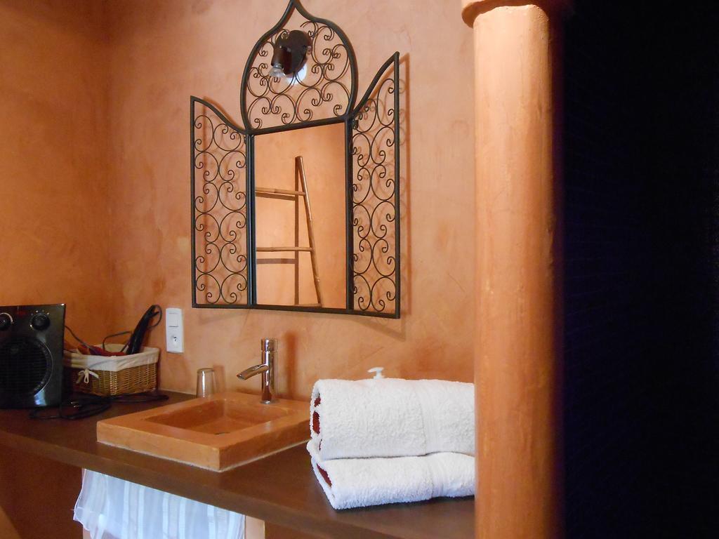 Les Grands Pres Bed & Breakfast Geney Oda fotoğraf