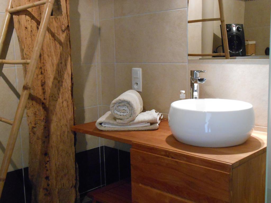 Les Grands Pres Bed & Breakfast Geney Oda fotoğraf